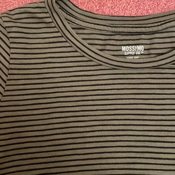 Mossimo t shirt - Picture 2 of 4
